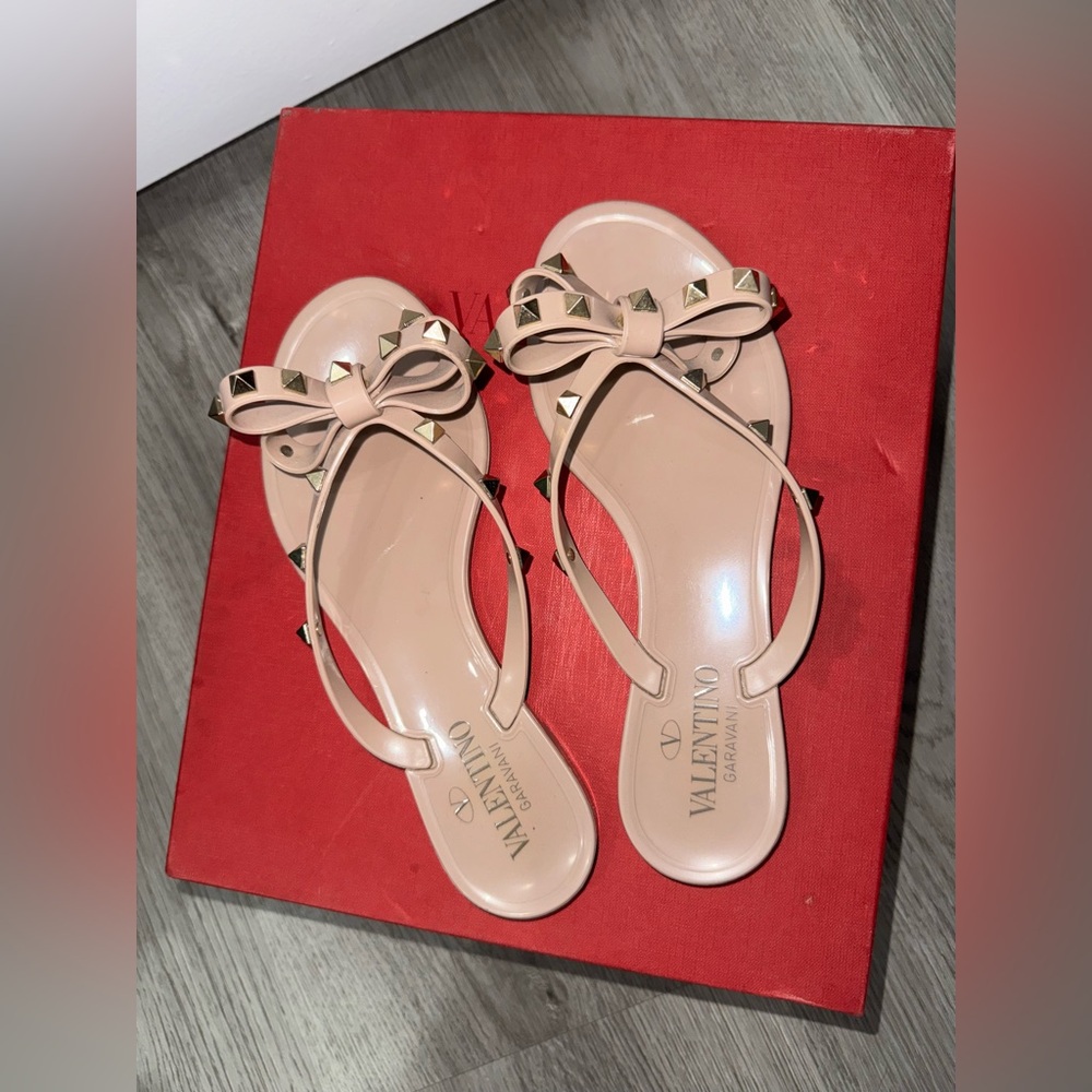 Valentino Garavani Rockstud Rubber Sandals - POUDRE/NUDE Size: 6 - Picture 1 of 4